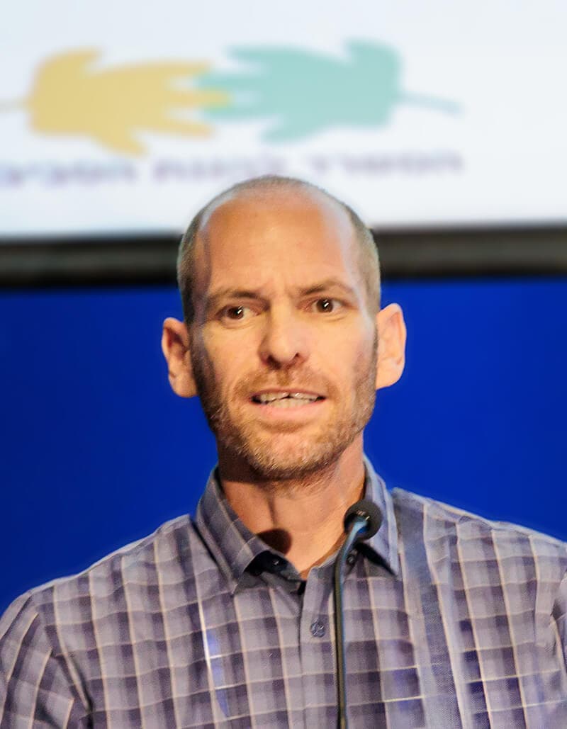 דיוקן של אלון רוטשילד. מנהל תחום המגוון הביולוגי בחברה להגנת הטבע, ומייסד 'החצי הכחול'. בוגר תואר ראשון ושני באקולוגיה מאוניברסיטת תל אביב