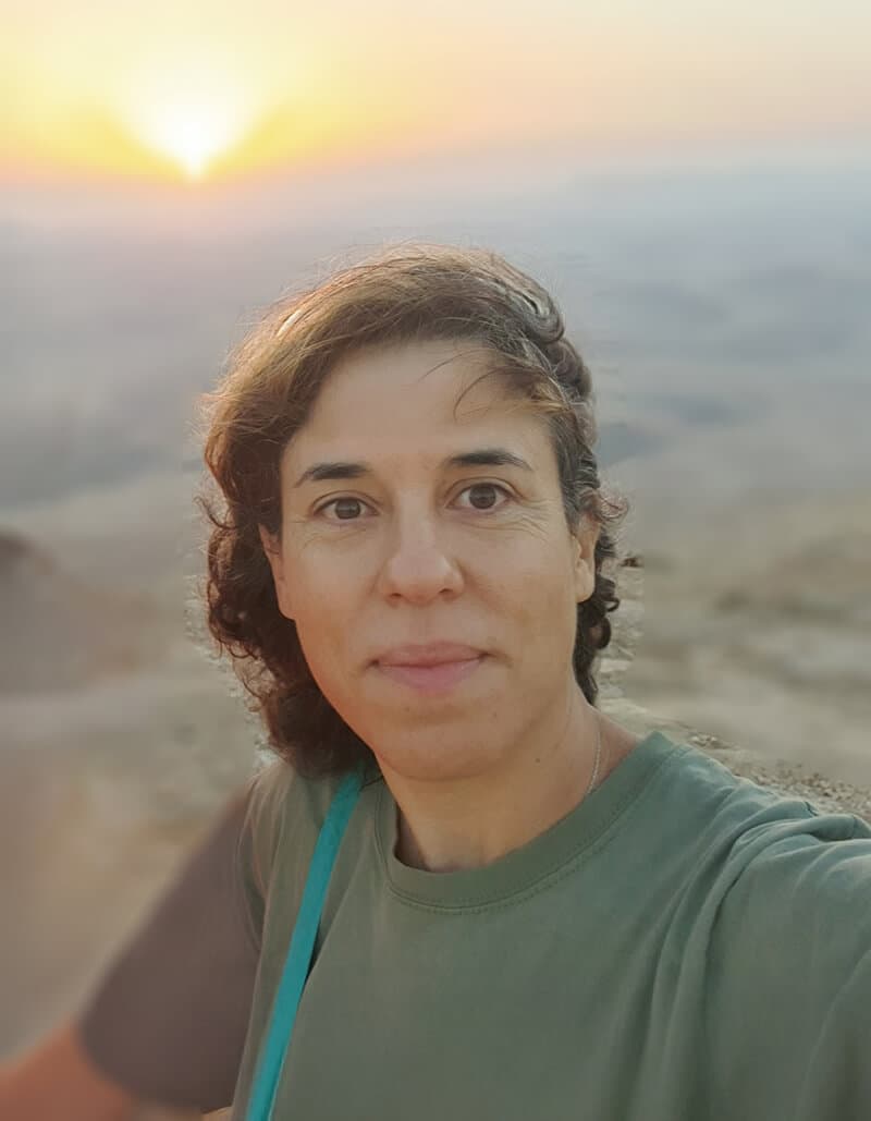 דיוקן של ד"ר שי אורון. אקולוגית ימית מפרץ אילת ב"חצי הכחול" של החברה להגנת הטבע, מרכזת מדעית של שוניות אילת